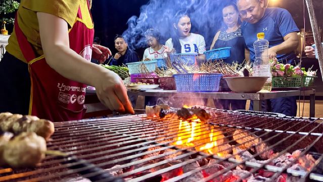 Tur Kuliner Malam Hari di Luang Prabang dengan Tuk-Tuk