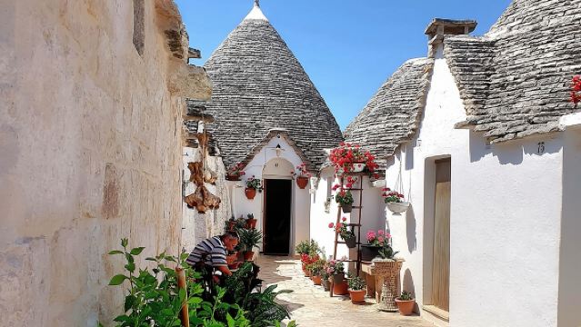 From Lecce: Alberobello, Locorotondo, Ostuni & Apulian brunch
