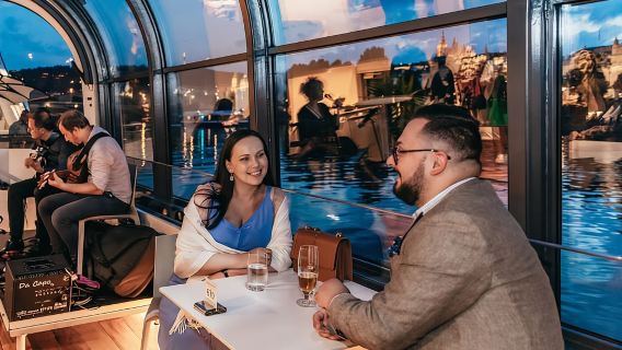 Praga: Crucero turístico con cena en barco de cristal y música en vivo
