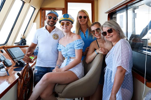 โพรทาราส: ทริปเรือยอชท์สุดหราพร้อมสไลด์ อาหารกลางวันบาร์บีคิว และเครื่องดื่ม