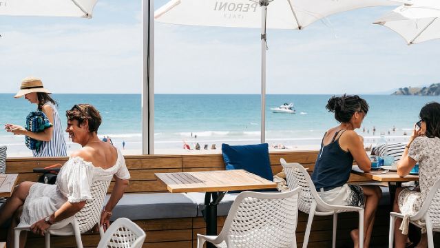 Tour Enologico a Waiheke Island con Degustazioni e Pranzo Gourmet in Riva al Mare