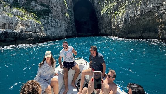 Gita in motoscafo a Karaburun, alla grotta di Haxhi Ali e all'isola di Sazan