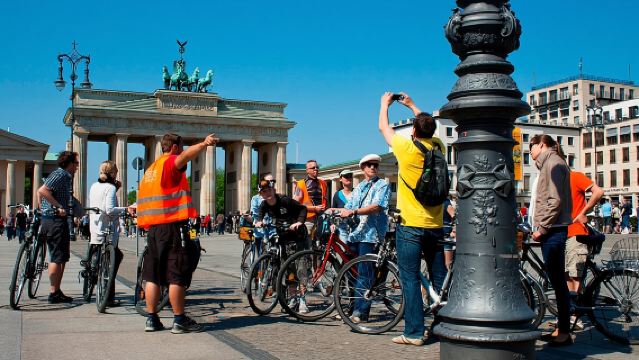 Berlin Highlights Sightseeing Bike Tour 3.5h in Small Groups