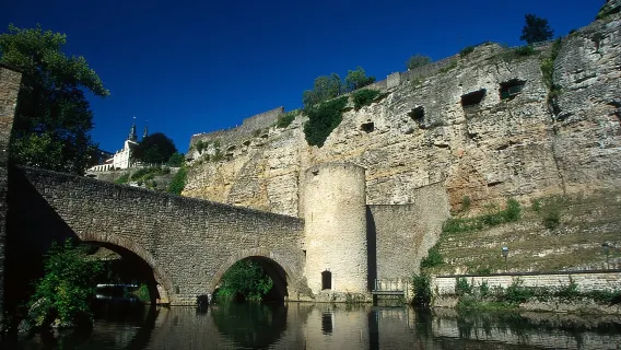 Tren urbano en el casco antiguo de Luxemburgo