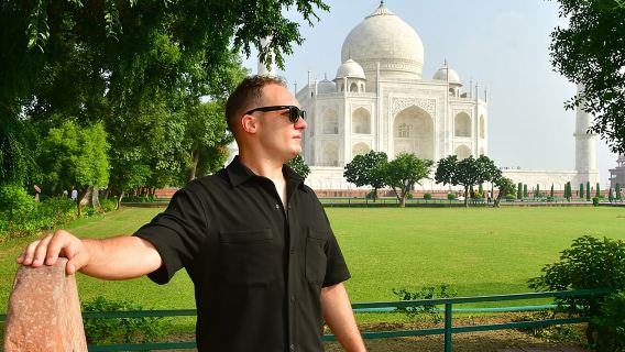 Tour all'alba al Taj Mahal con conservazione degli elefanti da Delhi