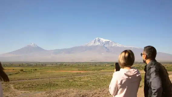 アルメニアの聖地日帰りツアー：エチミアジン、ゲガルド修道院、ノラヴァンクのディープツアー
