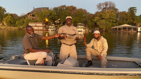 Victoria Falls: Safari Memancing Harimau Sungai Chobe dengan Makan Tengahari