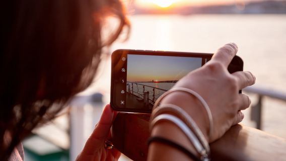 Lissabon: Tejo-Sonnenuntergangstour mit Snacks und Getränken