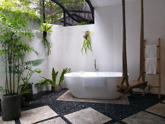 Lloyd's Inn Bali Room Type - The Big Sky Room with Swing and Bathtub
