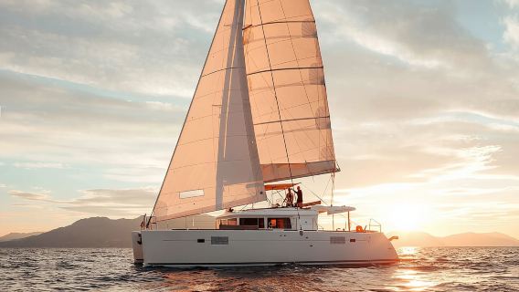 Rethymno: Sunset Catamaran Cruise with Wine and Snacks