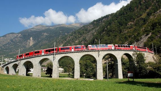 Eintägige Zwei-Länder-Tour ab Mailand, Italien (Comer See/St. Moritz/Bernina-Bahn)