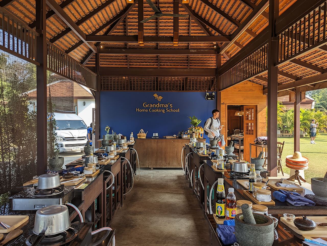 Traditional Northern Thai cuisine cooking class | Chinese & English instructors | Hotel pickup service