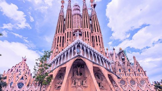 Barcelona: Sagrada Familia Skip-the-Line Guided Tour and Tickets