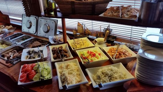 Prag: Dinner- Bootsfahrt