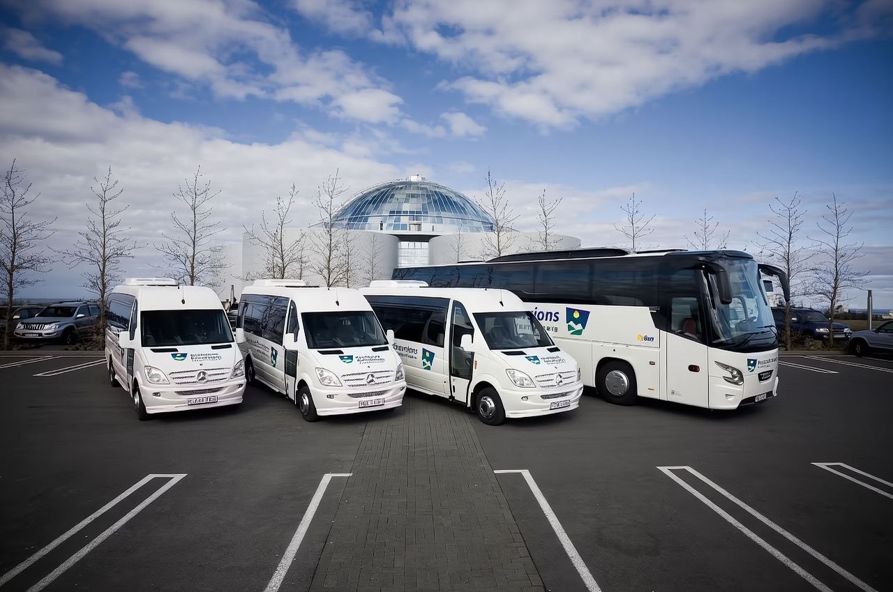 Reykjavik: Flybus Round-trip Bus Ticket Between BSI Bus Terminal and Keflavik International Airport (KEF) [Instant Booking/Time-Saving Convenience]