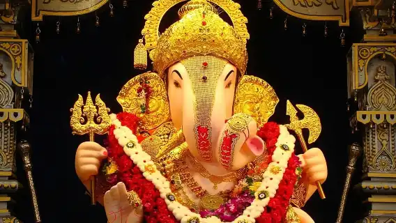 Immersive walking tour in Pune for cultural immersion with guide