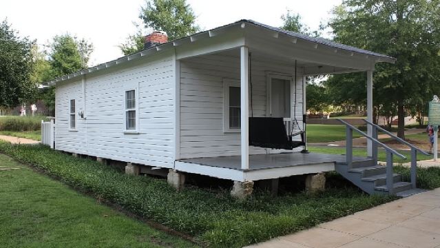 Elvis Presley's Childhood Home Sightseeing Daytrip from Memphis