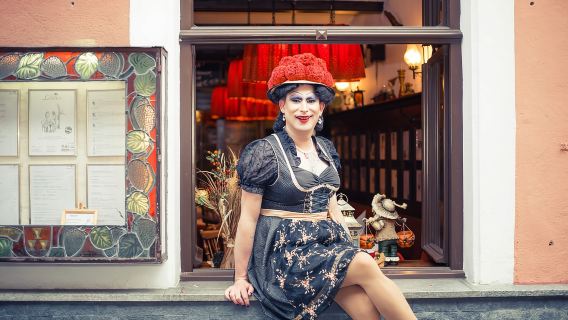 Freiburg: Stadtrundgang mit Drag Queen Betty BBQ
