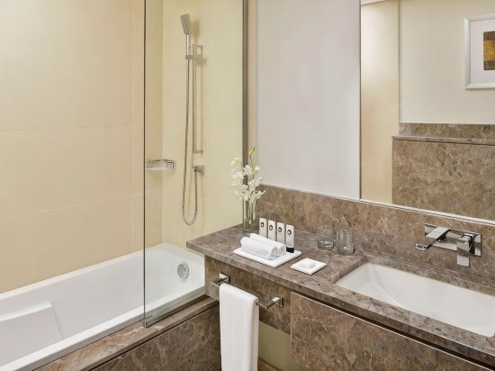 Movenpick Hotel Tahlia Jeddah Room Type - Junior King Suite with Balcony