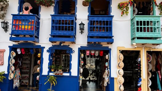 Medellin: Tour of Guatapé, Peñol, and Boat, with Lunch and Breakfast