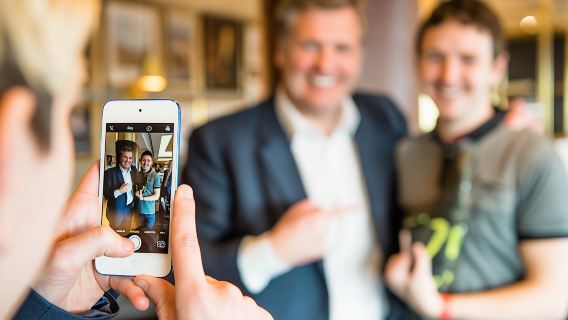 Entdecke den FC Liverpool in einer Legenden-Fragerunde und Antworten sowie einer Stadionführung!