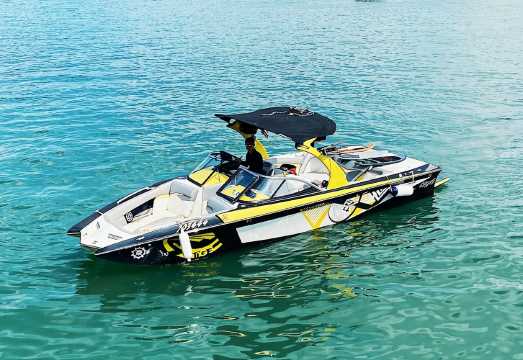 [Hong Kong Yacht Charter] Wake Surfing at Repulse Bay "Surfer's Paradise" - Rentals Starting from 2 hrs