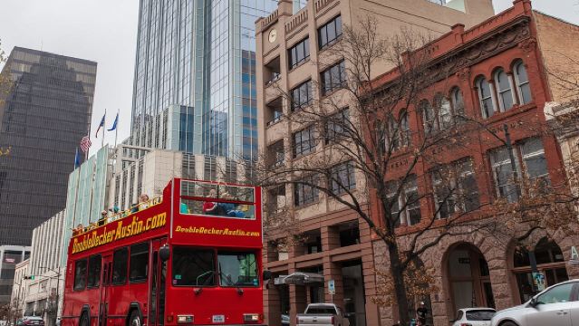 Двухэтажный автобусный тур по Остину по одному кругу.