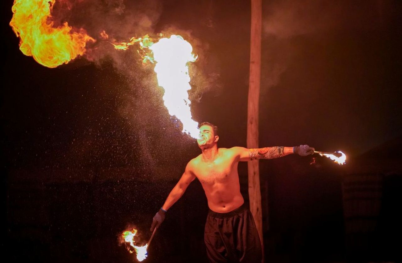Excursion nocturne dans le désert d'Abu Dhabi aux Émirats Arabes Unis (avec dîner barbecue)
