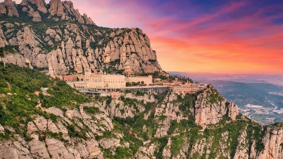 Da Barcellona: tour di Montserrat con giro in treno a cremagliera