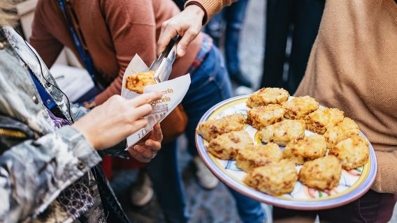 Nápoles: Recorrido gastronómico callejero a pie con guía local