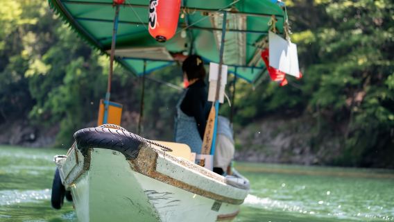 Kyoto: Arashiyama-Tagestour mit Zug, Boot und Onsen
