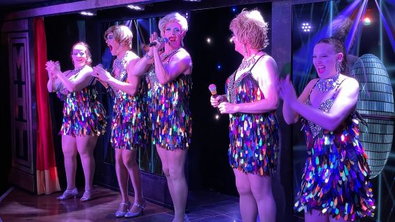 Lanzarote: MHT - Quán rượu Music Hall - Chương trình biểu diễn hài kịch kéo dài trong bữa tối