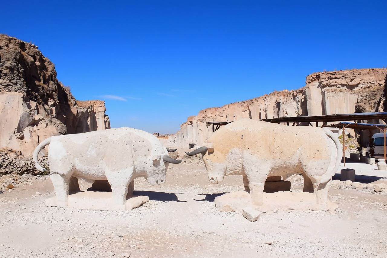 Sillar Route with hike through Culebrillas in Arequipa