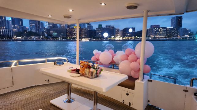 【香港遊艇包船出海】香港70呎豪華飛橋遊艇包船出海觀光娛樂或夜遊維港～暢享水上娛樂與海景～