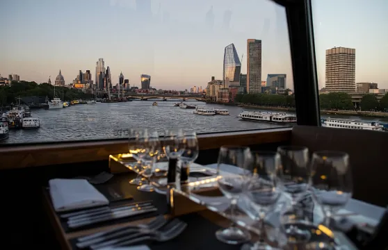 英國倫敦Bustronome全景玻璃雙層觀光巴士餐廳品嚐英式美食午/晚餐可選