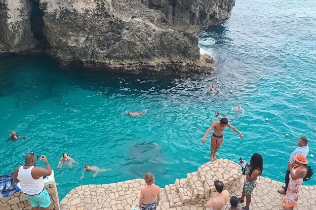 หาดเซเว่นไมล์ในเนกริลและริกส์คาเฟ่จากมอนเตโกเบย์