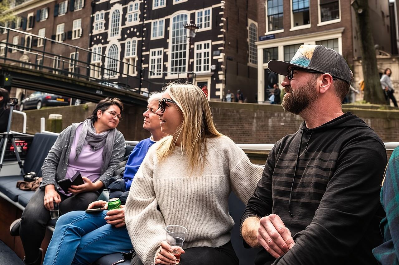 라이브 가이드와 음료 2잔이 제공되는 암스테르담 운하 크루즈
