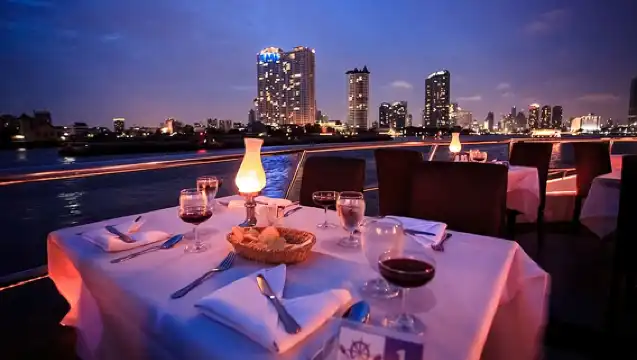 曼谷夜遊湄南河遊船 奧朗卡王子號/奧彼林富麗堂皇/昭披耶公主號任選（豪華遊船+自助晚餐+現場表演）