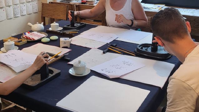 Schreibe eine bedeutungsvolle koreanische Kalligrafie-Rolle in Insadong