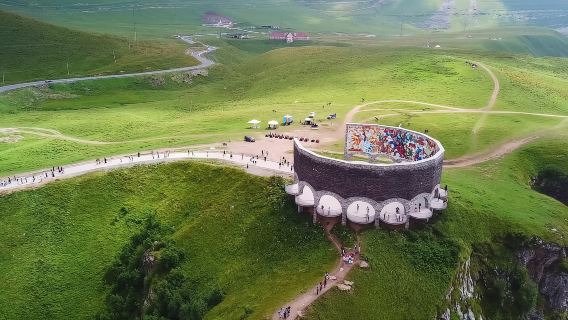 De Tbilissi : visite guidée en groupe de Kazbegi, Gudauri et Zhinvali