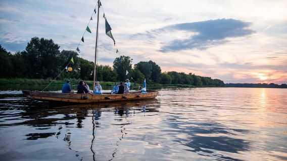 Toruń: Matahari Terbenam di Vistula dari Perahu Tradisional.