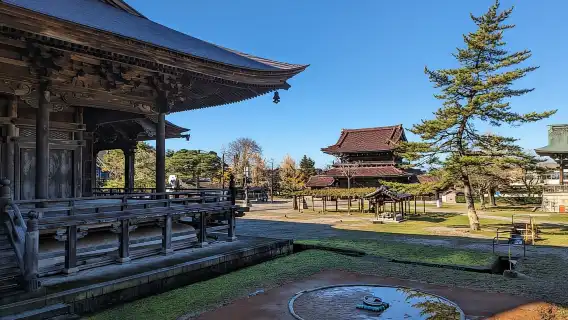 金沢発:白川郷、五箇山、木彫りの芸術