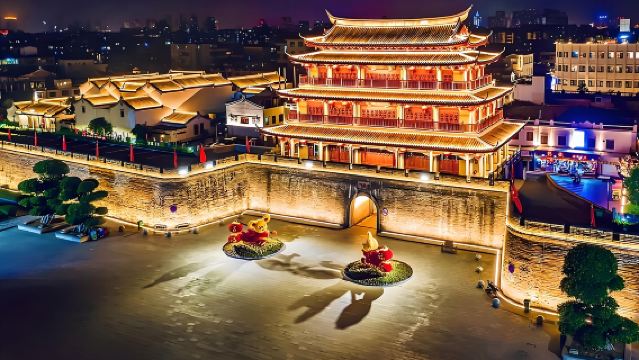 ไกด์นำเที่ยวมืออาชีพที่มีใบอนุญาตจะให้คำบรรยายขณะเดินเที่ยวในเมืองเก่าฉางโซว สะพานกว่างจี๋ ถนนปาร์คฟาง วัดจีน วัดไคหยวน หมู่บ้านเก่าแก่ของหลงหู และสถานที่อื่นๆ