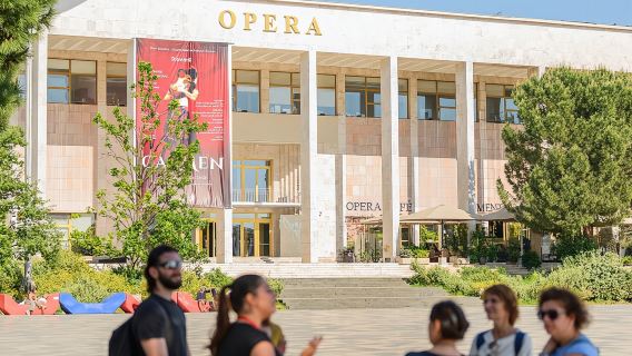 Tur Jalan Kaki Tirana: Sejarah, Budaya & Permata Lokal Tersembunyi