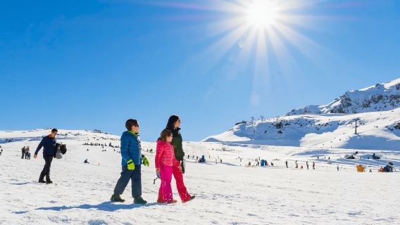 excursión de un día al pueblo de Farallones en la cima de la montaña, en el centro de esquí Valle del Nevado, desde Santiago, Chile.
