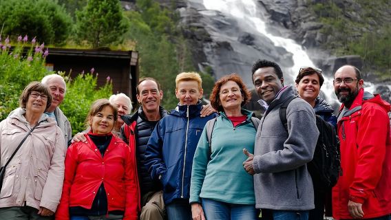 Excursión por la costa de Haugesund: Åkrafjorden y cascada Langfoss