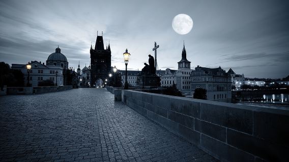 Tour a piedi tra fantasmi e leggende a Praga