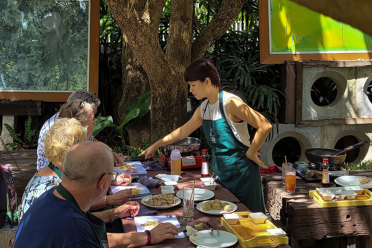 Lezione di cucina vegetariana di Hue nell'Antico Giardino