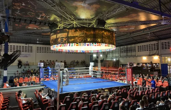 泰拳比賽精彩瞬間 – 芭東體育場