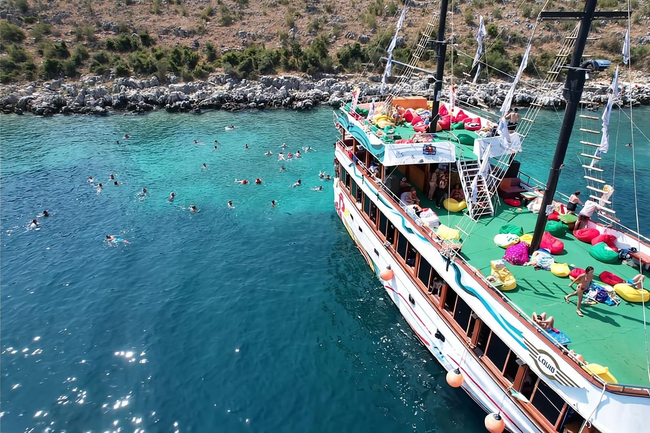 Sarande: Excursión de un día completo en un yate de lujo Louis desde Saranda